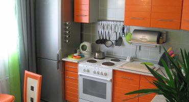Skydda kylskåpet från spisen och kraftöverspänningar